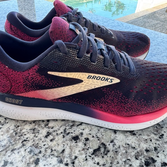 Brooks Women's Running Shoes - Black and Pink ghost 16 size 10 - Picture 3 of 9